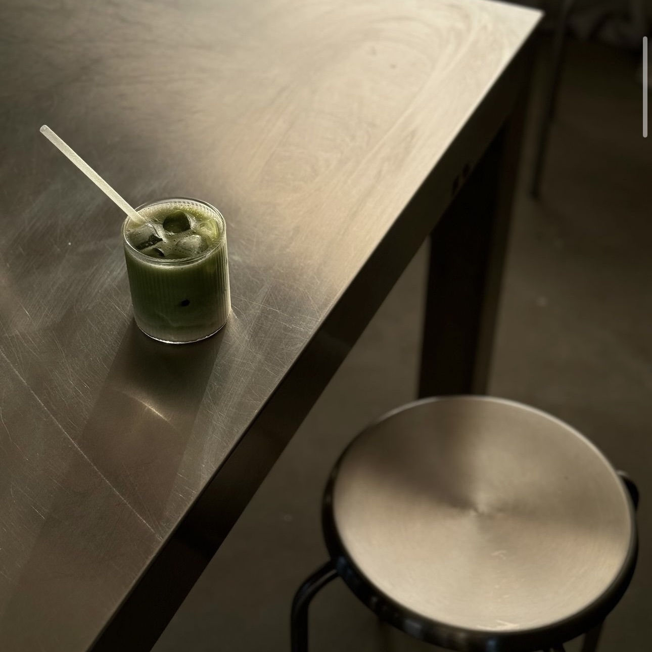 geribbelde matcha glas